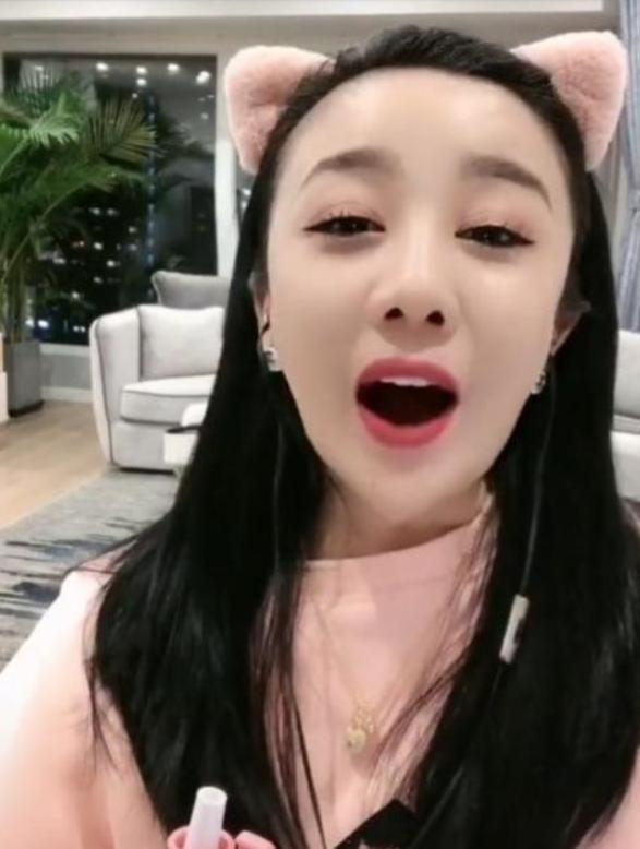 89歲郭蘭英的愛(ài)徒,從年入千萬(wàn)到人人唾罵,放羊娃阿寶做了什么