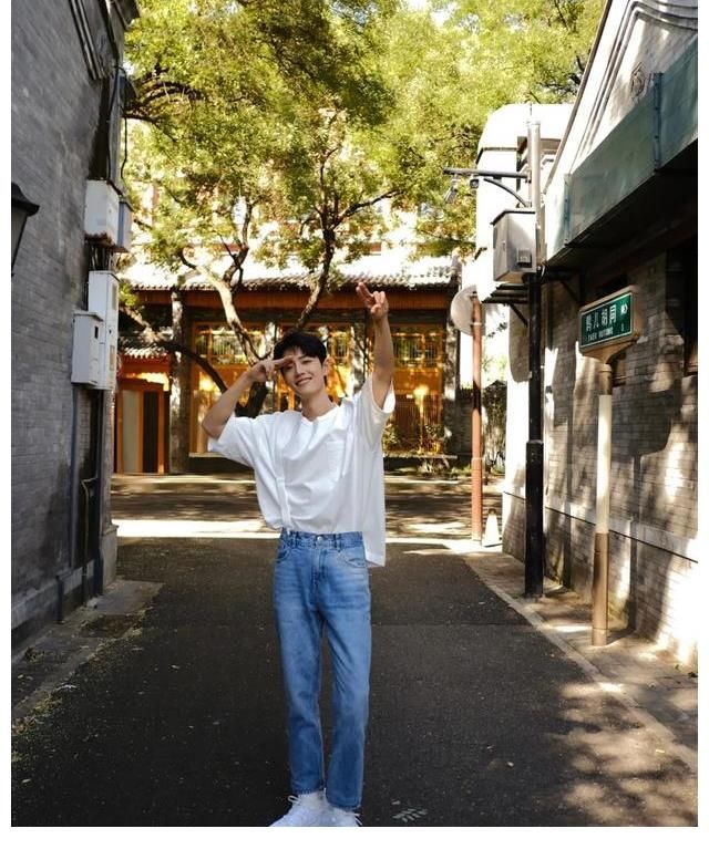 肖战即将再次创造新纪录，话题播放量逼近900亿大关