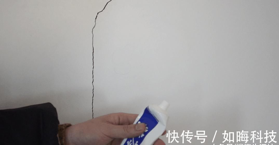 牙膏|家里白墙不仅脏还有裂缝怎么办 用它涂一涂, 墙壁立马焕然一新