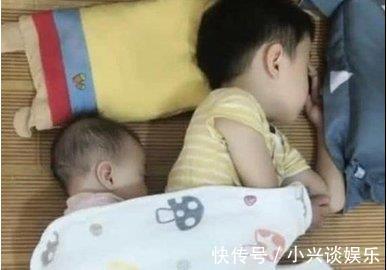 波逐浪|哥哥和妹妹在睡觉,妈妈掀开被子,看到的画面好暖心,二胎生对了!