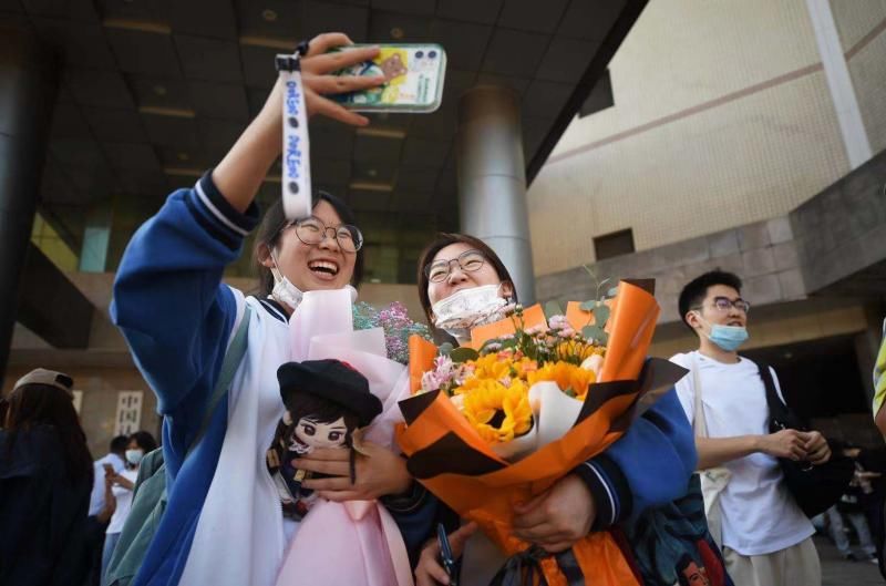 北京高考正式结束！考生家长“偷藏”新手机送儿子当礼物