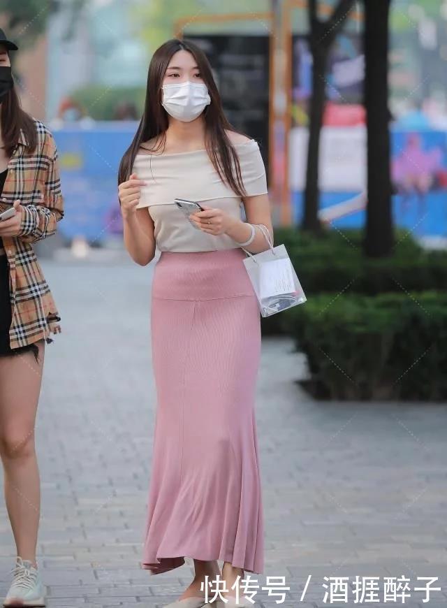 一字肩上衣塞进包臀裙显腿长,飘逸裙脚给人“贵妇”的既视感