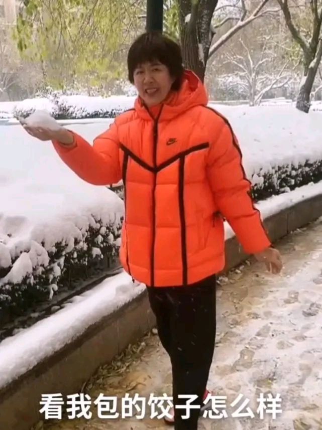 女排|郎平在小区内玩雪!坦言好久没打雪仗了,提醒球迷别忘了吃饺子