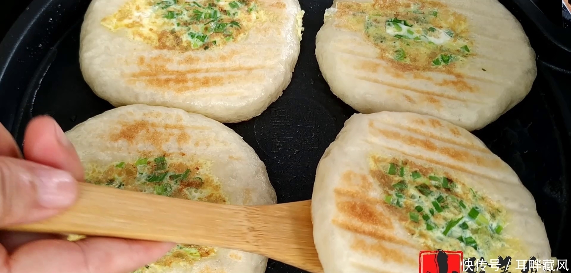 鸡蛋发面饼的家常做法,蓬松暄软,口感鲜香,一大盘不够吃,解馋