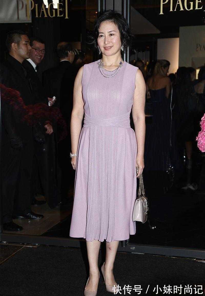 面料 何超琼根本不用扮嫩,穿浅紫色连衣裙配短卷发,气场很难被超越