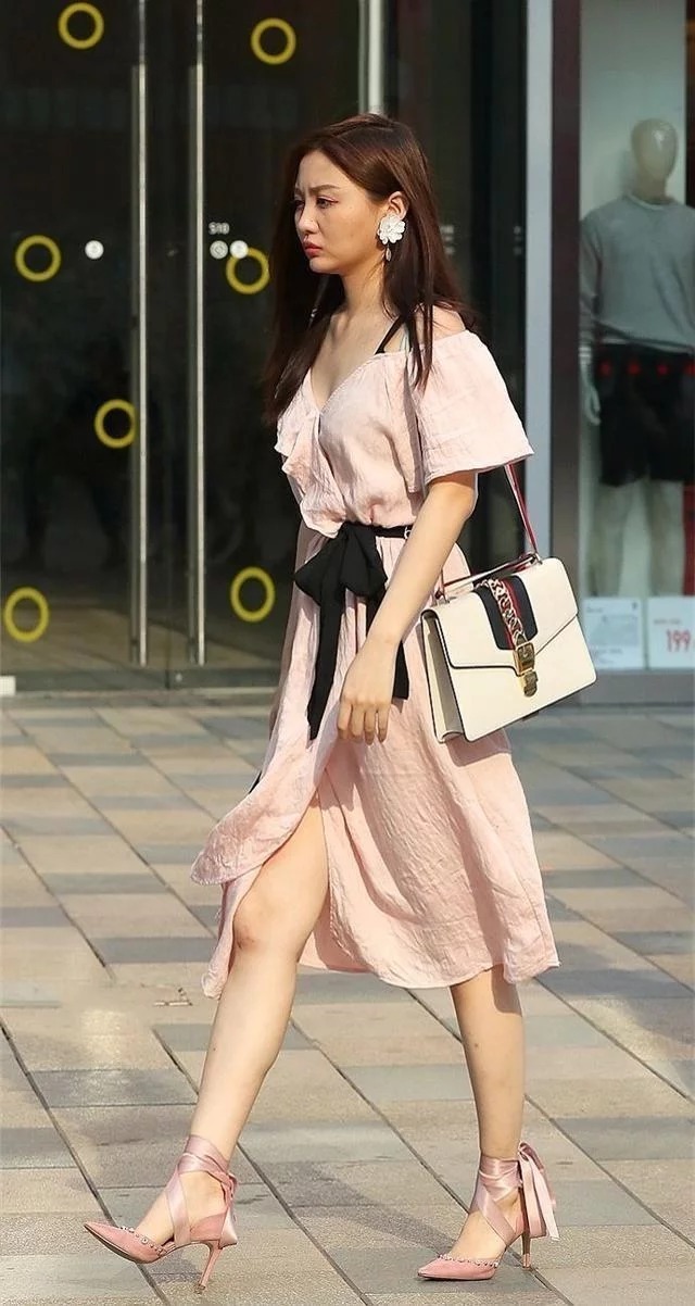 街拍：身材高挑的美女，身穿灰色长裙，轻松展现婀娜好身材