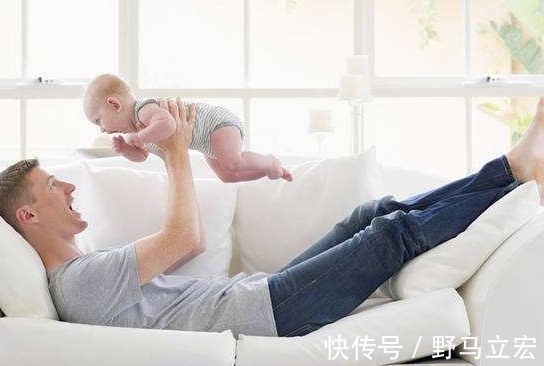 孩子|“最无奈老爸”火了,面对玩奶粉的两儿子闭目养神,网友:有矿啊