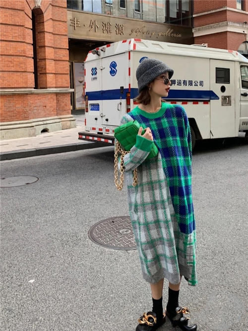 今春火了一种穿法叫“毛衣裙＋马丁靴”，洋气显瘦，优雅女人最爱