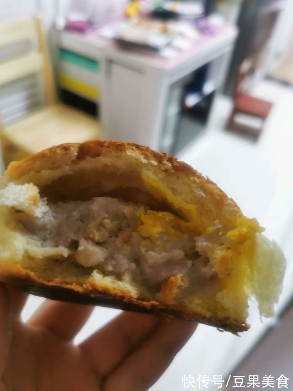 这道咸蛋黄芋泥软欧包，我一年四季都想吃