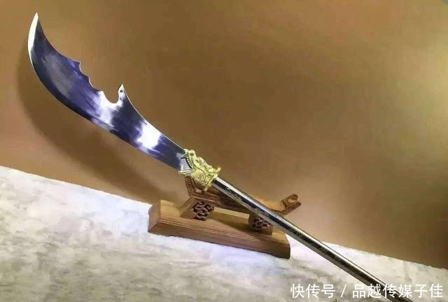 82斤重|普通刀剑只有2斤重，青龙偃月刀却重达82斤，关羽真的拿得动吗