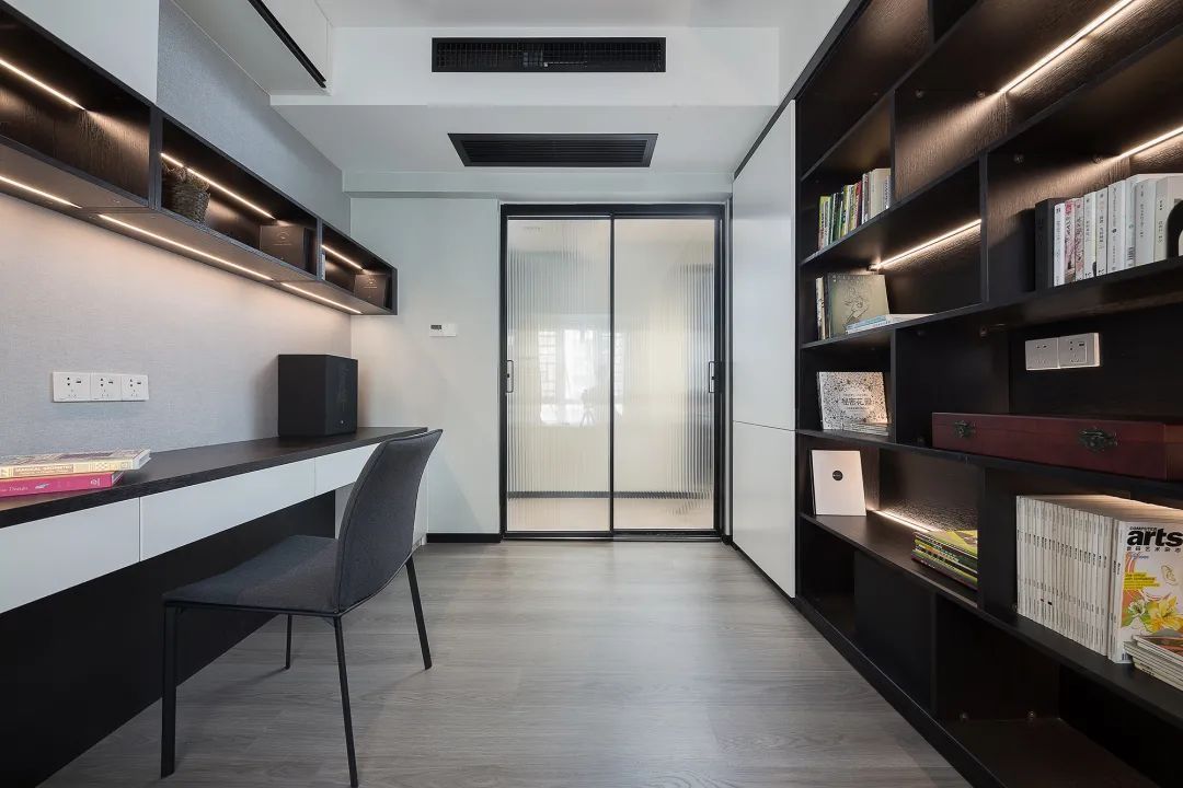 布置|125㎡现代黑白灰+木质感,简雅舒适无主灯,品质生活好自然