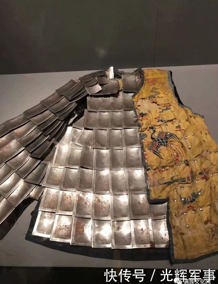 满洲的铠甲为何外边看不到甲片?