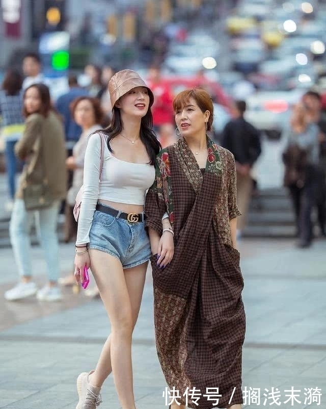 紧身|小姐姐高跟鞋搭配浅蓝色紧身牛仔裤，活力四射元气满满的感觉
