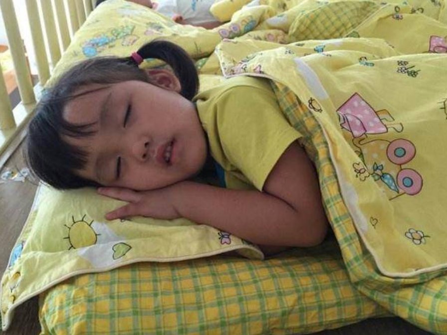 婴儿|“我家宝贝玩累自己睡”,朋友闻言发现端倪,检查后妈妈后悔不已