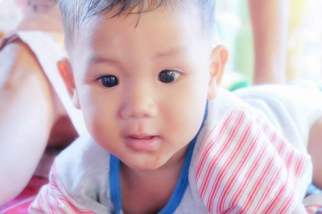 小孩|老人常说“小孩无六月”,酷夏给娃穿衣,要讲究“三暖二凉”