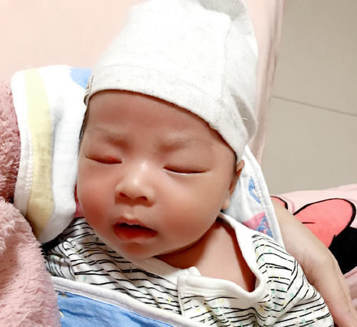 满月|新生儿首月养护重点:发育特点、喂养、身高体重指标,家长收藏