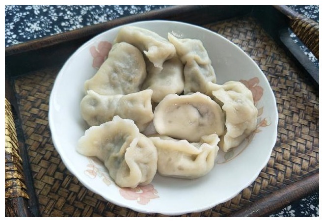 速冻饺子怎么煮用冷水还是热水,教你正确做法,不破皮不露馅
