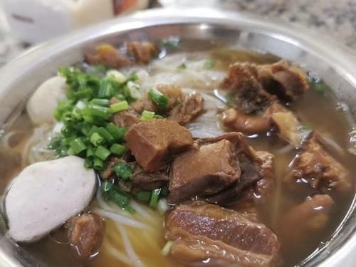 广西一家传承了五代人的牛腩粉店，24小时营业，一天能卖出1000碗