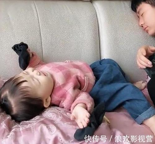 妈妈|爸爸假装被臭袜子熏晕,女儿闻过后也晕了,结果让妈妈忍不住笑喷