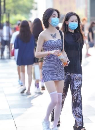 美丽的她自带亮点,纹身加裙子,解锁她的最美姿态