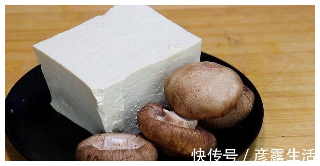 豆腐|我家最爱吃香菇豆腐煲，越炖越香，鲜嫩入味，比红烧肉还过瘾