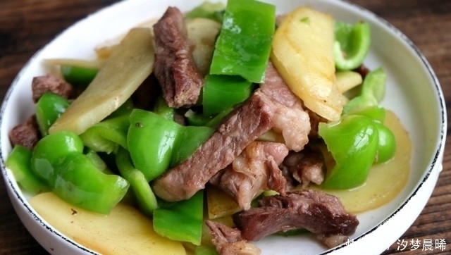 简单|牛排土豆做成家常炒菜,肉香土豆糯,做法简单营养好吃
