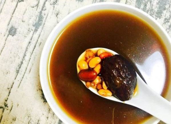 春天嘴巴容易脱皮，仅仅因为缺水？恐怕是唇炎，两妙招，轻松解决