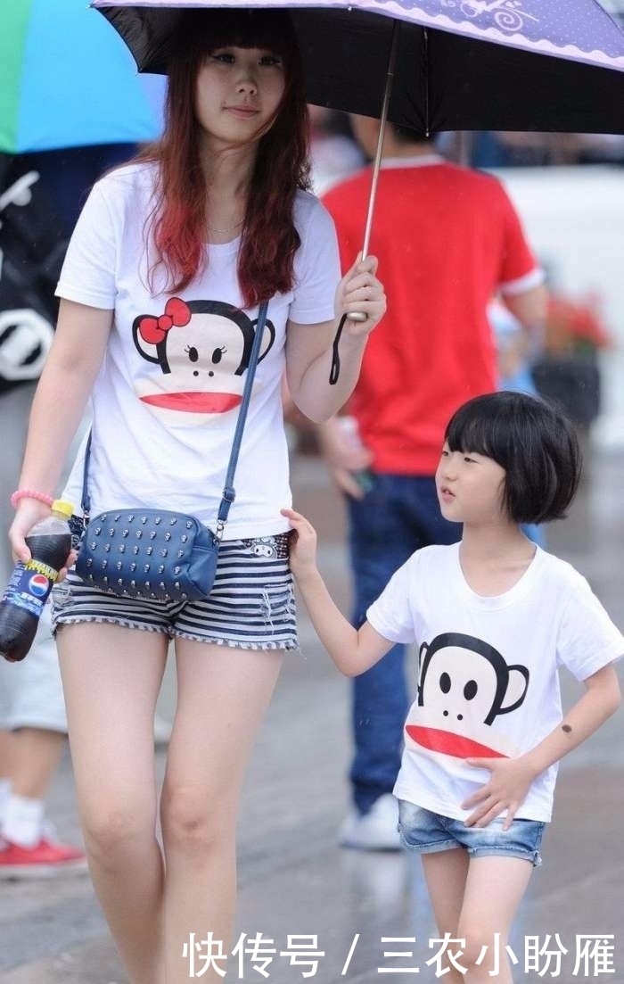 街拍:丰满的身段带娃出街,吸引街头众人目光