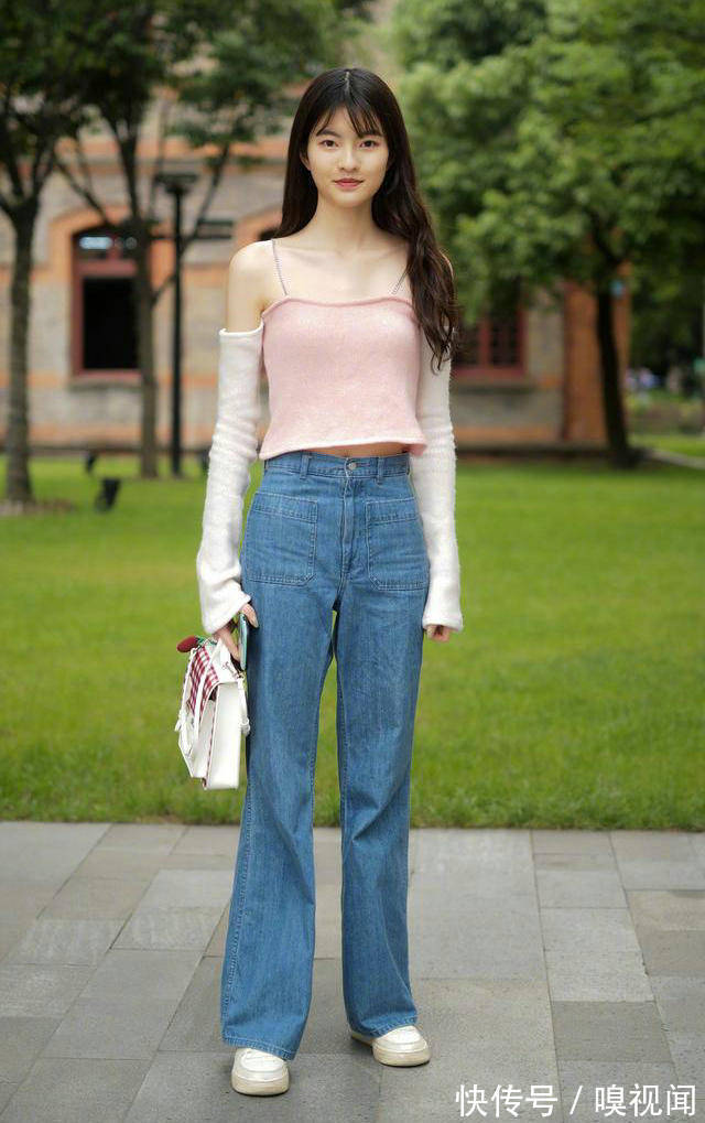 喇叭裤|牛仔裤怎么搭配更时髦呢？上衣的款式就显得非常重要