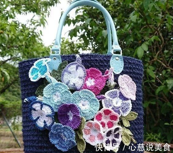 包包$55款超美的钩花包包,只要会钩不同的花,拼缝在一起,就能做出