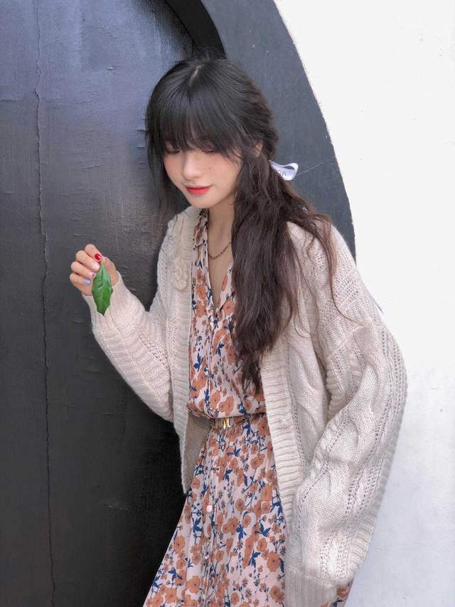 搭配|碎花裙在秋天没过时，依然很好看，搭配一件外套温柔优雅又有气质