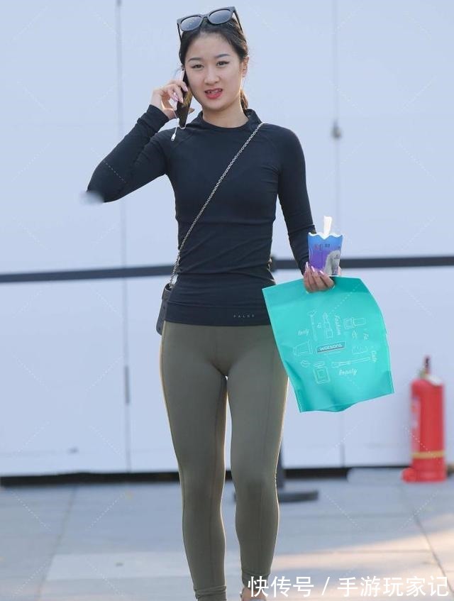 百搭 黑色上衣搭配草绿色瑜伽裤,运动休闲,舒适百搭!