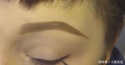 女子突发奇想把自己化妆成女巫, 看到效果之后网友直呼可爱