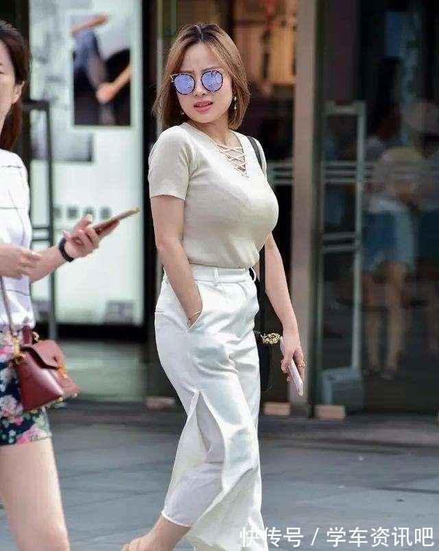 搭配 牛仔打底裤搭配时尚黑色上衣，穿搭利器，显得不那么平平无奇！