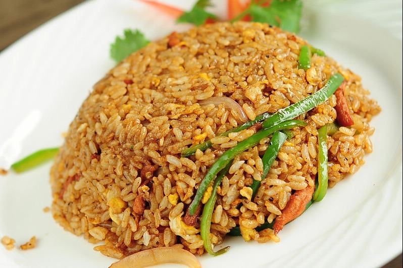 酱油炒饭,颜色红亮味道香,米饭分明,还得多做这一步