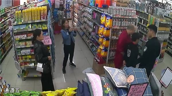 跳舞|深夜的超市仓库为何有男孩跳舞?原来是熊孩子躲猫猫通宵被锁 心态不错吃吃喝喝跳跳舞