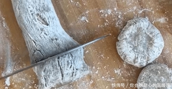 平时多给家人做它吃,不煎不炸,拌一拌上锅蒸熟即可,好吃还润肠