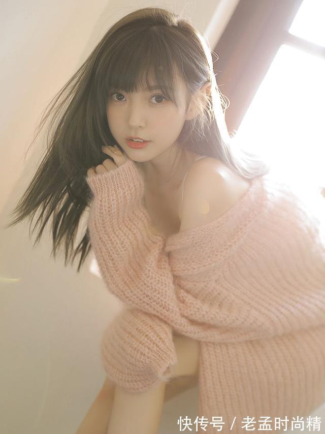 漂亮女人总是喜欢打扮得漂漂亮亮,这件粉色毛衣真好看,清新自然