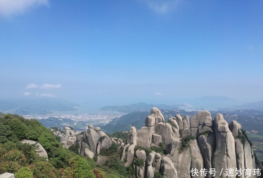 福建一座挺立于东海之滨，三面临海的山，是5A级景区