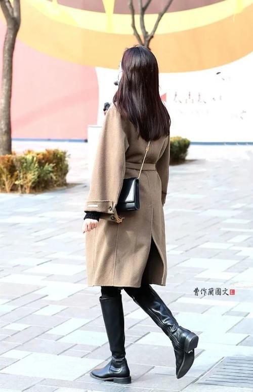 街拍:越穿越有高级感的高筒靴美女