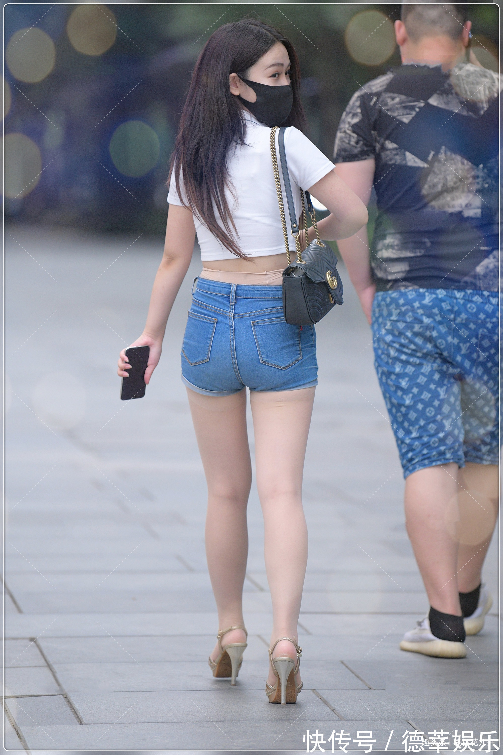 牛仔裤 白色短款紧身T恤,搭配短款牛仔裤,清新靓丽