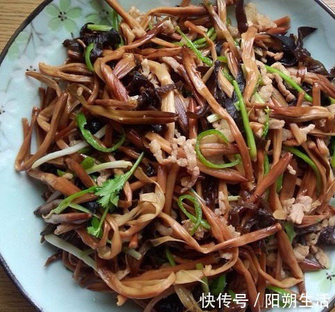 黄花菜|黑木耳和此物一起炒,淡化皱纹,气血好了,增强皮肤弹力和光泽!