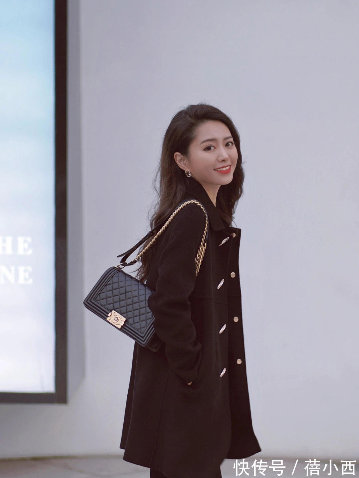 牛仔裤|冬季穿这5个“神仙色大衣”真香,搭配牛仔裤、半身裙高级显气质