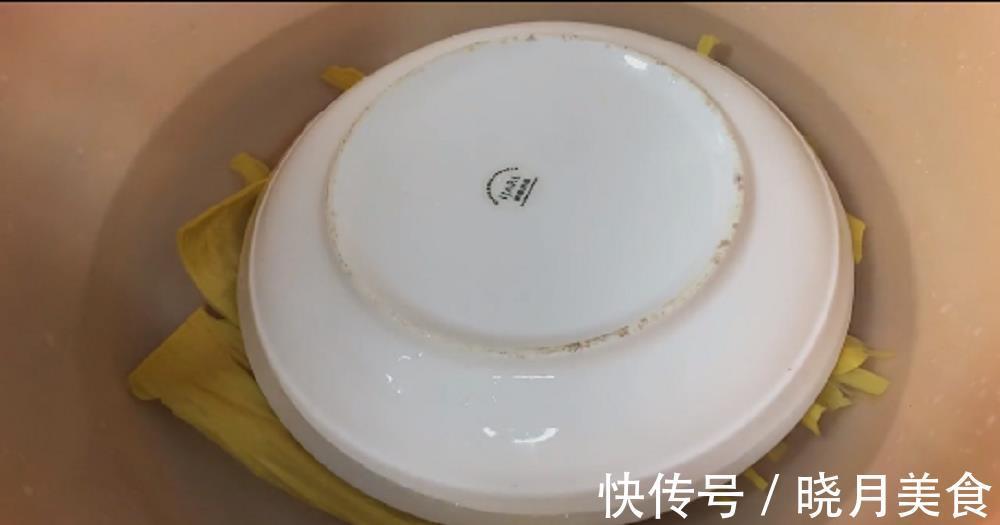 嚓嚓嚓|腐竹最忌直接用清水泡，买菜大姐教我一招，泡得又快又软、无硬芯