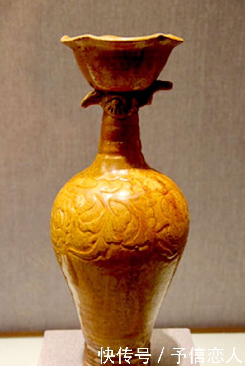 五代定窑刻缠枝牡丹纹凤首瓶