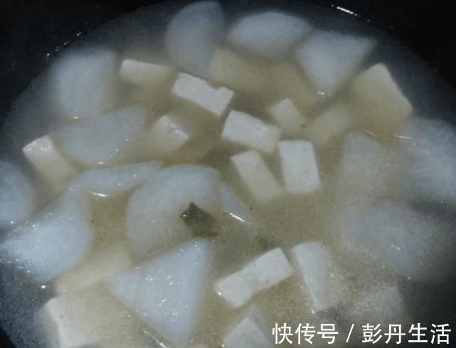 萝卜豆腐汤|白萝卜和它是绝配，隔三差五吃，暖胃又驱寒，咳嗽不咳，秋天不咳嗽