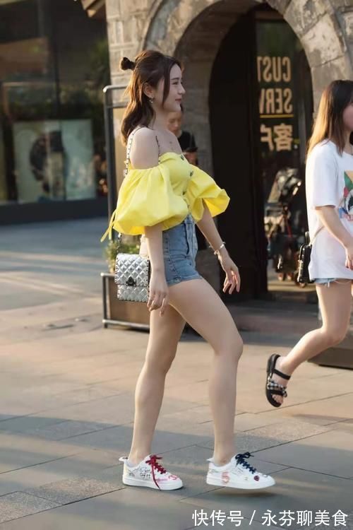 一字肩 基础款怎么穿才好看？用牛仔短裤搭配迷人的一字肩，轻松提升气质