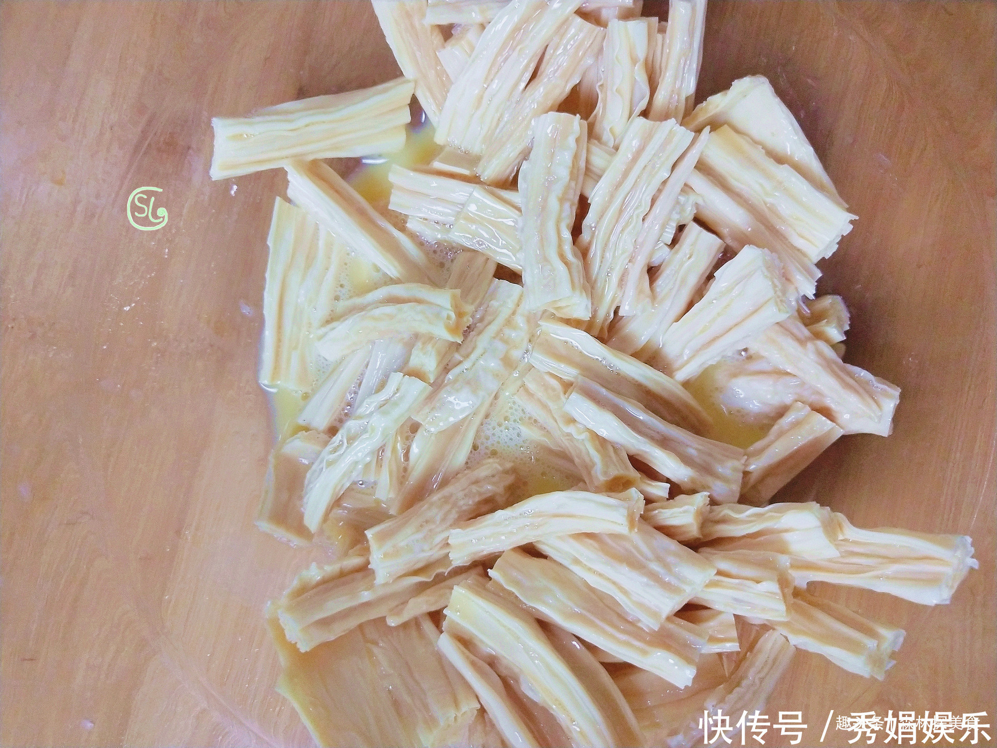 腐竹和白玉菇简单一做,太美味了,营养解馋,越吃越过瘾