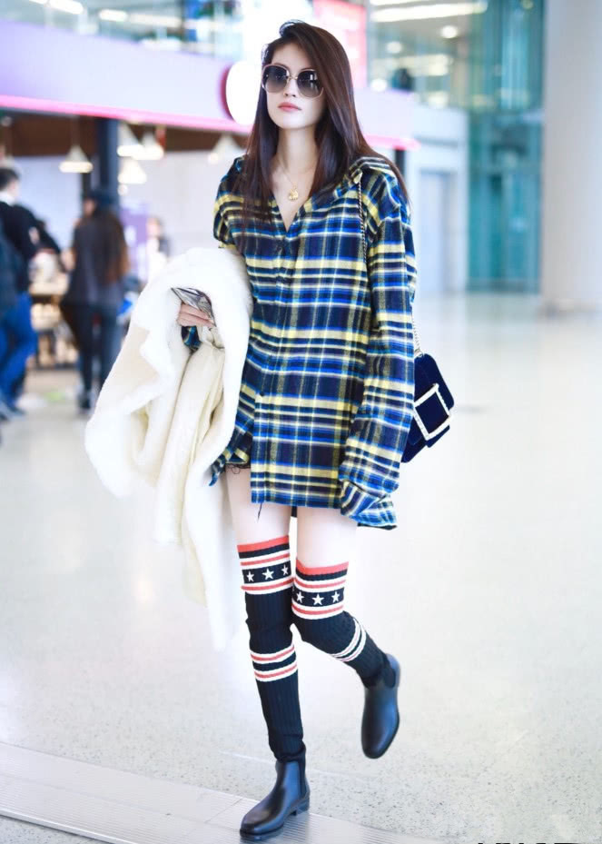 脚踩 牛仔外套已经过时了,现在流行的是“胖胖服”,至少显瘦10斤