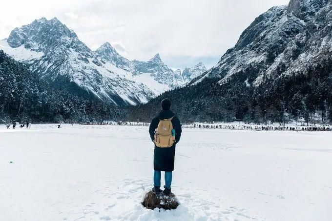 卧龙|成都冬季去哪儿玩？来冰雪秘境甘海子徒步看云海！